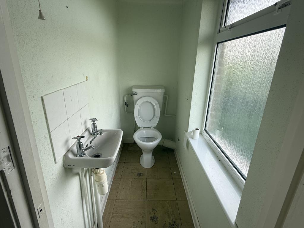 Lot: 129 - HOUSE IN NEED OF IMPROVEMENT - Upstairs W.C. in House in Need of Improvement